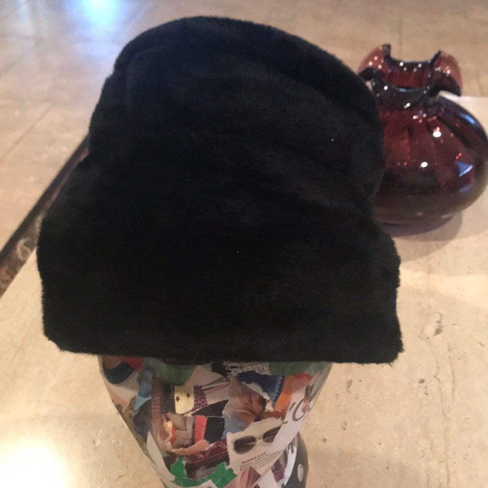 Gwen Pennington bridadoon back faux fur hat